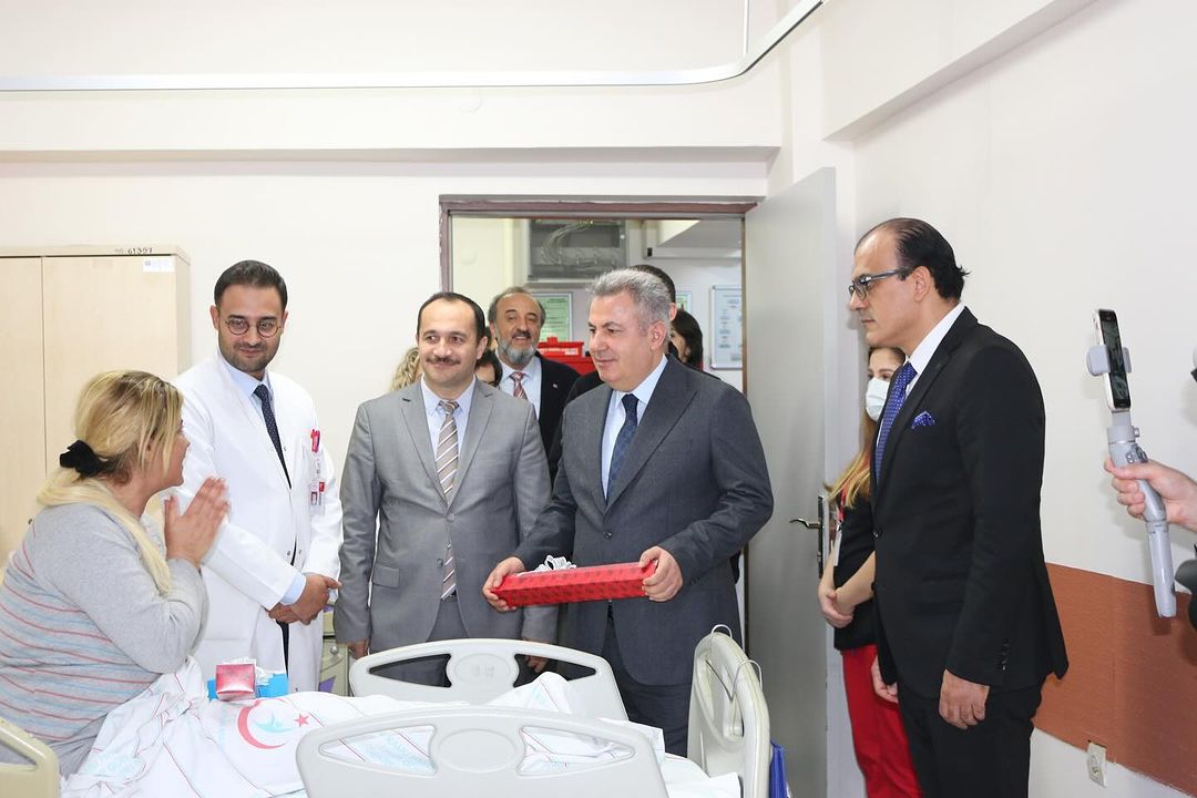 İzmir Valisi Elban, Karabağlar Kaymakamı Özgür, İzmir İl Sağlık Müdürü Erkuş, Başhekim Doç. Dr. Çalık ve Hastane Müdürü Pehlivan yeni yılda hastane personeli ve hastalara ziyarette bulundular